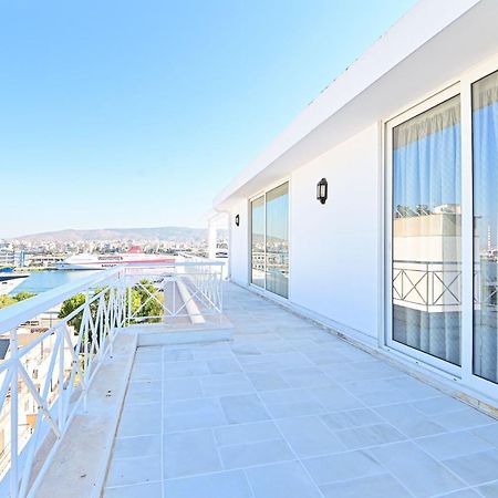 Charming Apartment With A Sea View Terrace Pireus Exteriör bild