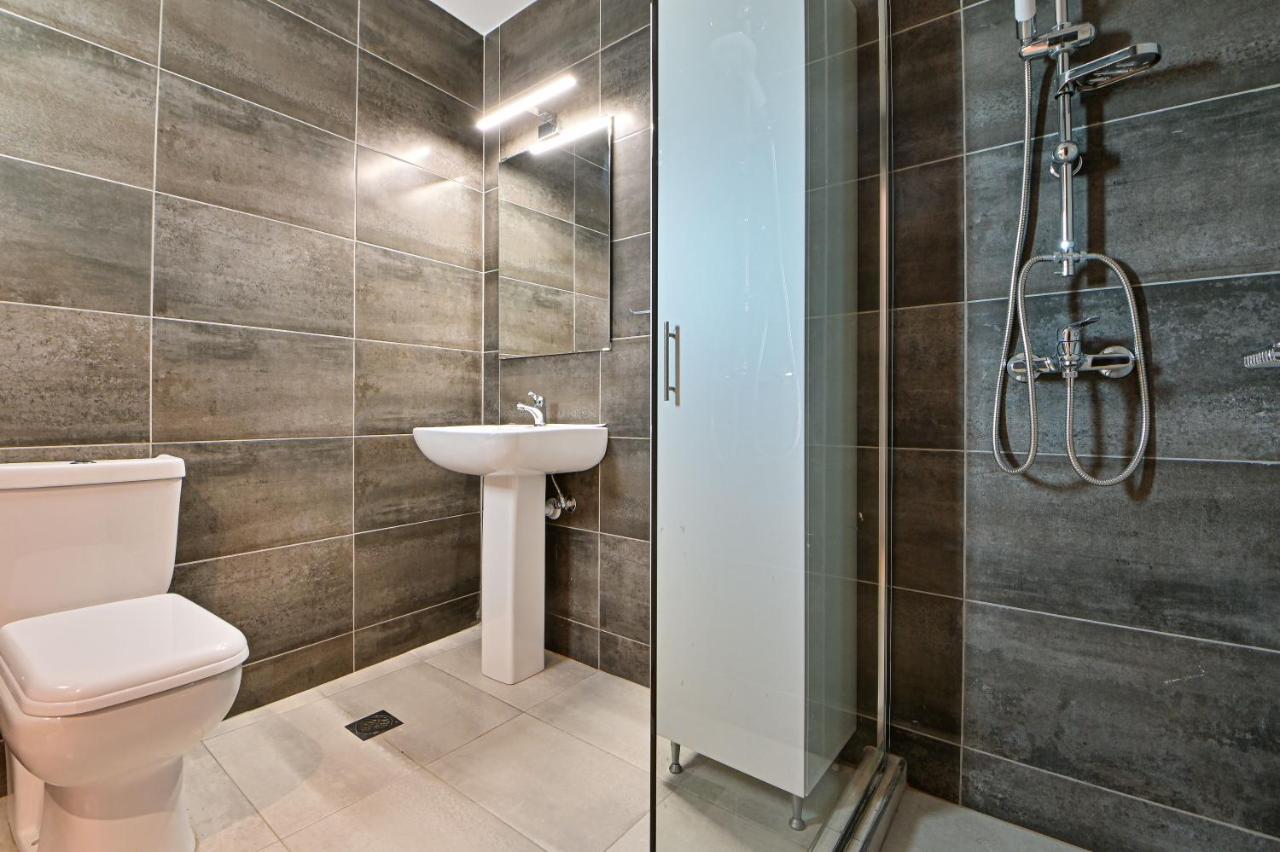 Charming Apartment With A Sea View Terrace Pireus Exteriör bild